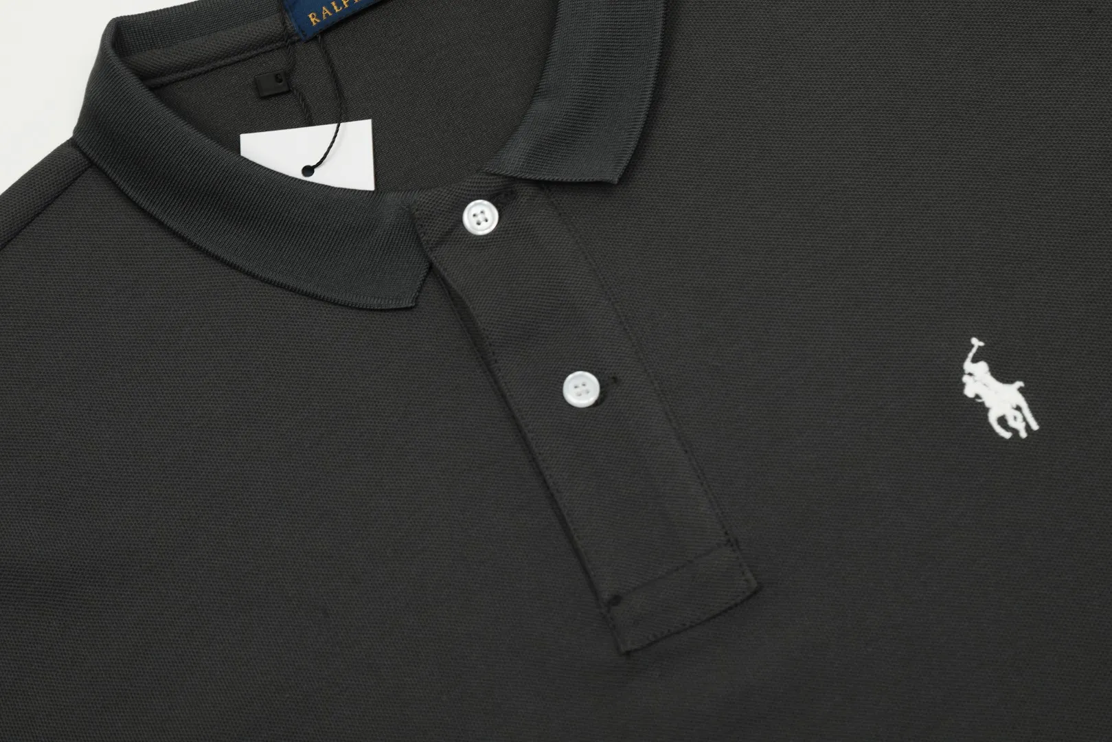 🅿️152 "Top quality" Style number: DS001# (not off the shelves all year round) [Ralph Lauren classic pony embroidered lapel POLO short sleeves] ✅Ralph Lauren Ralph Lauren classic basic versatile POLO short sleeves ✅Main supply platform live broadcast Wholesale entities will be replenished when out of stock Not removed from the shelves ✅ZP quality 1:1 version Scan the code to enter the GF website Z cabinet quality ✅Detailed quality The only one in Guangzhou Imported pique fabrics Mainly high-end, cost-effective and good quality. Needless to say, the version is restored to the original version. The maximum size can be worn up to 210 pounds. Loose, comfortable and stress-free. ✅Wear for work and life. Suitable for various occasions. A must-have recommendation for couples. Size:
